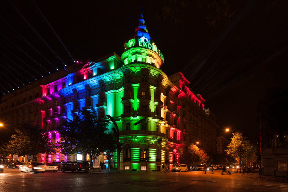 为庆祝品牌成立110周年，欧司朗将柏林皇家专利局大厦这座古老建筑重新点亮。